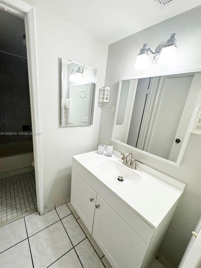 Foto del edificio - 400 W Park Dr