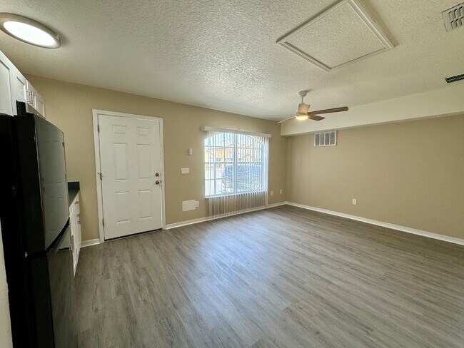 Foto del edificio - 1-Bedroom Apartment in Davenport