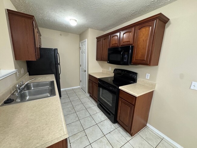 Building Photo - Updated 3 bedroom second floor Apartment a...