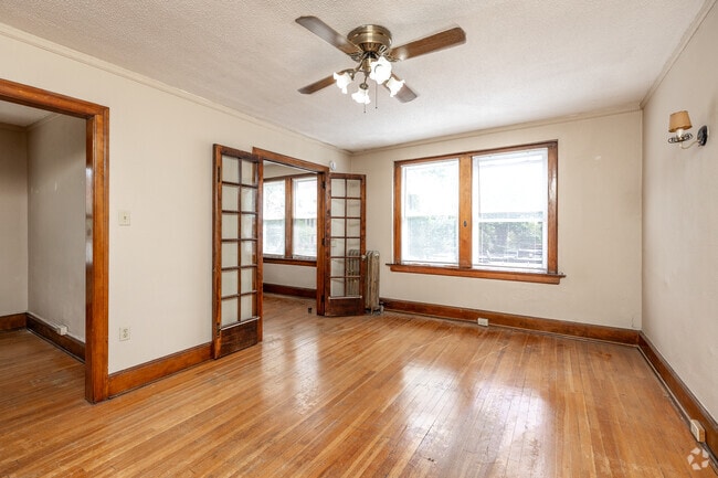 1BR, 1BA - 650 SF - Winona A - Living Room - Lenox Properties