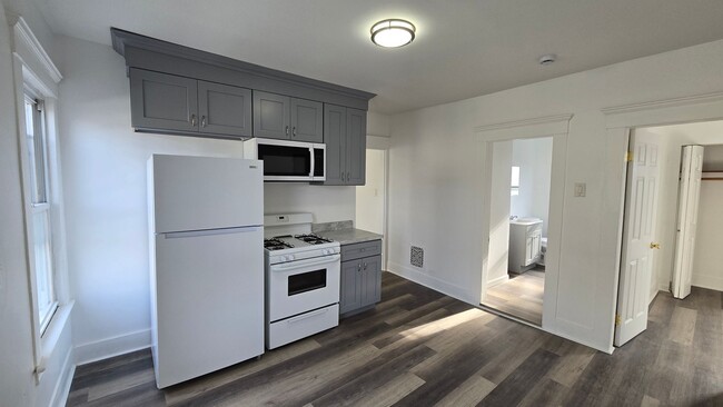 Building Photo - Updated 3 bedroom 2nd floor apartment