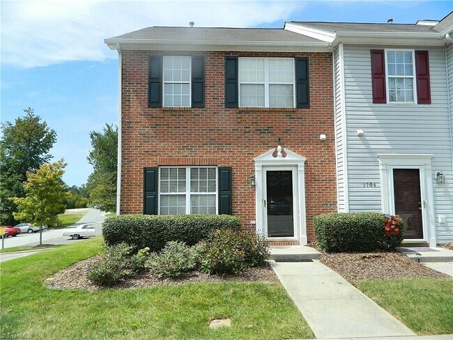 Vista frontal, casa luminosa - 1702 Brittany Way