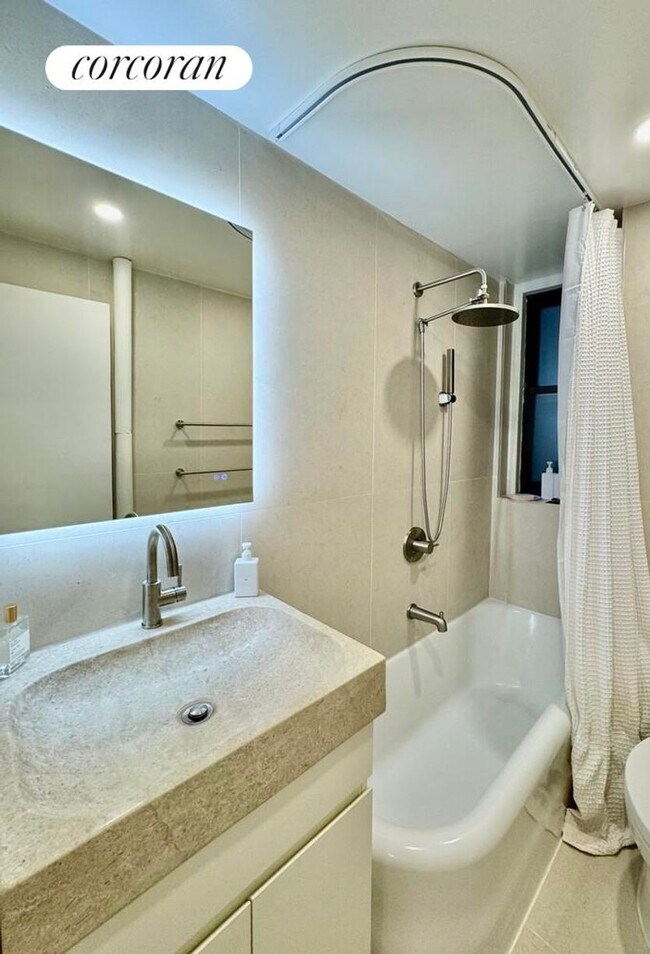 Foto del edificio - 308 W 30th St