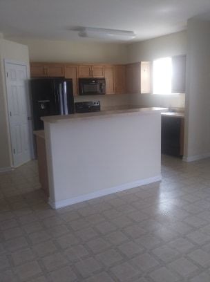 Building Photo - Spacious 5 Bedroom Home