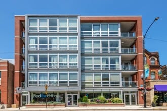 Building Photo - 744 W Fullerton Ave