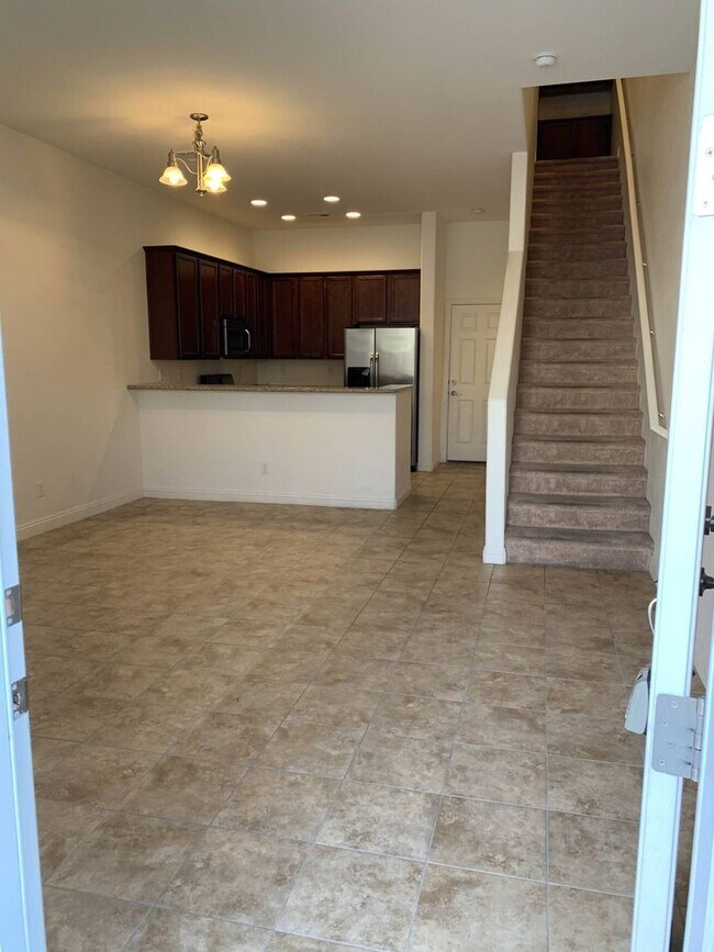 Building Photo - 2 Bedroom Townhome in The Brownstones!