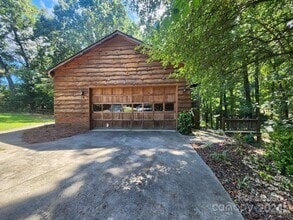 Building Photo - 9000 Oakridge Dr