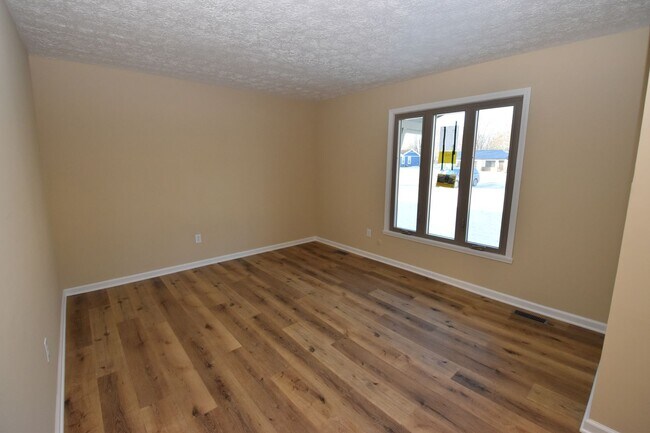 Building Photo - 3 Bedroom, 2 Full Bath Home with Large Det...
