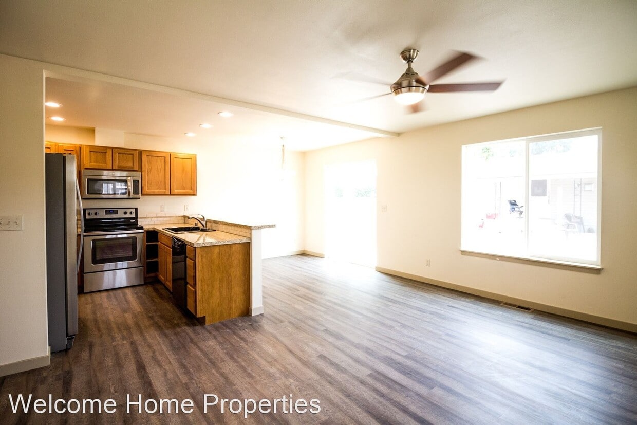 Primary Photo - 218-226 E Whitman Dr