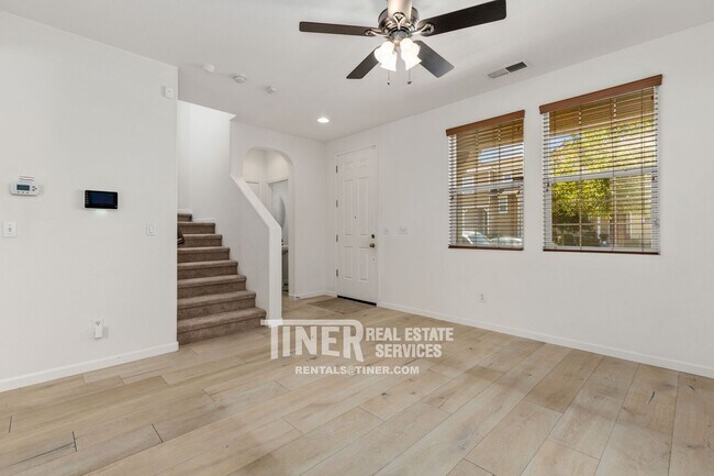 Foto del edificio - Stunning Natomas Home Close to Everything
