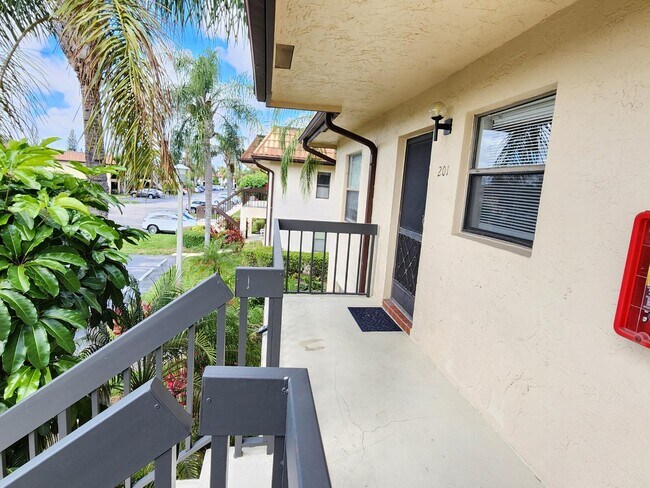 Foto del edificio - 7149 Golf Colony Ct