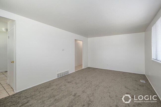Building Photo - 1610 Ivy Cir