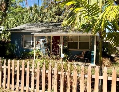 Charming home with large yard - 301 19th Ave S