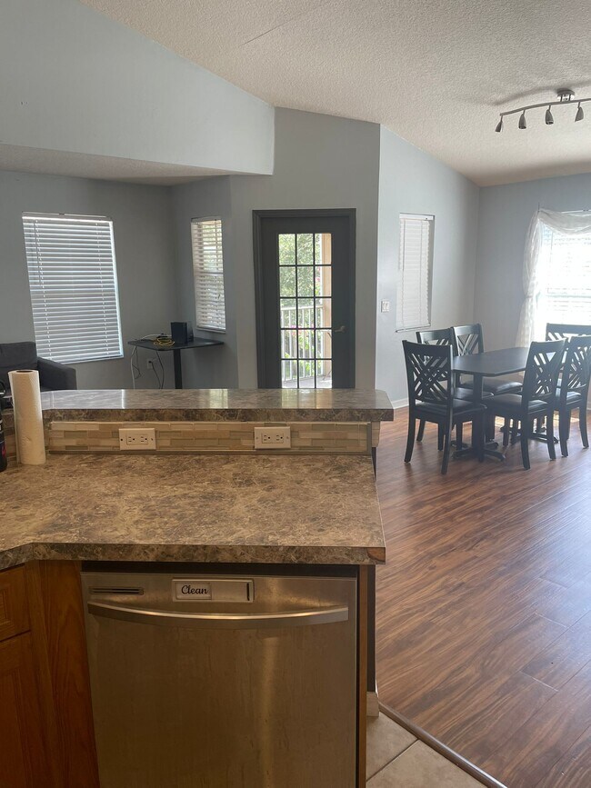 Comedor - 3650 Oakdale Cir