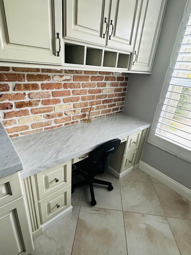 Building Photo - 842 SE 19th Ave