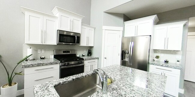 Building Photo - "Spacious 3-Bedroom Townhouse with 2.5 Bat...