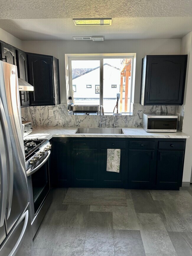 Cocina - 2419 W 2700 S
