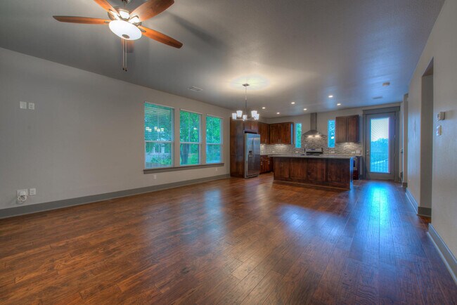 Building Photo - UT PRE-LEASE: 2014 Constructed 6 bed / 5 b...