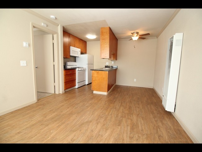 Kitchen - PARKSIDE APARTMENTS