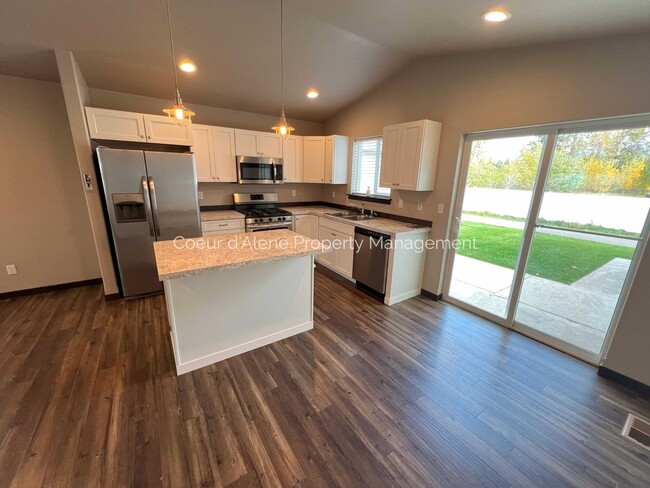 Building Photo - 3 bed house in Crown Pointe subdivision!