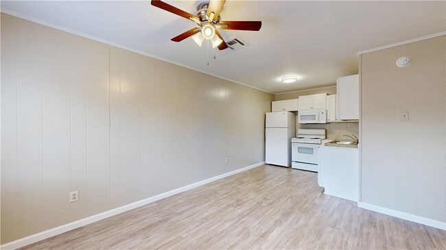 Building Photo - 208 Lynn Dr