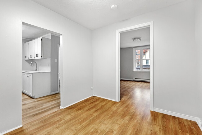 Building Photo - 2 Bed 1 Bath - 238 Notre Dame de Lile - 1 Month Free!