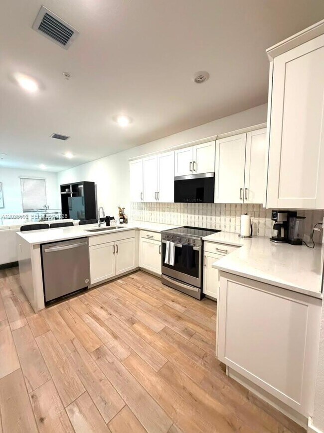 Building Photo - 144 SW 171st Ln