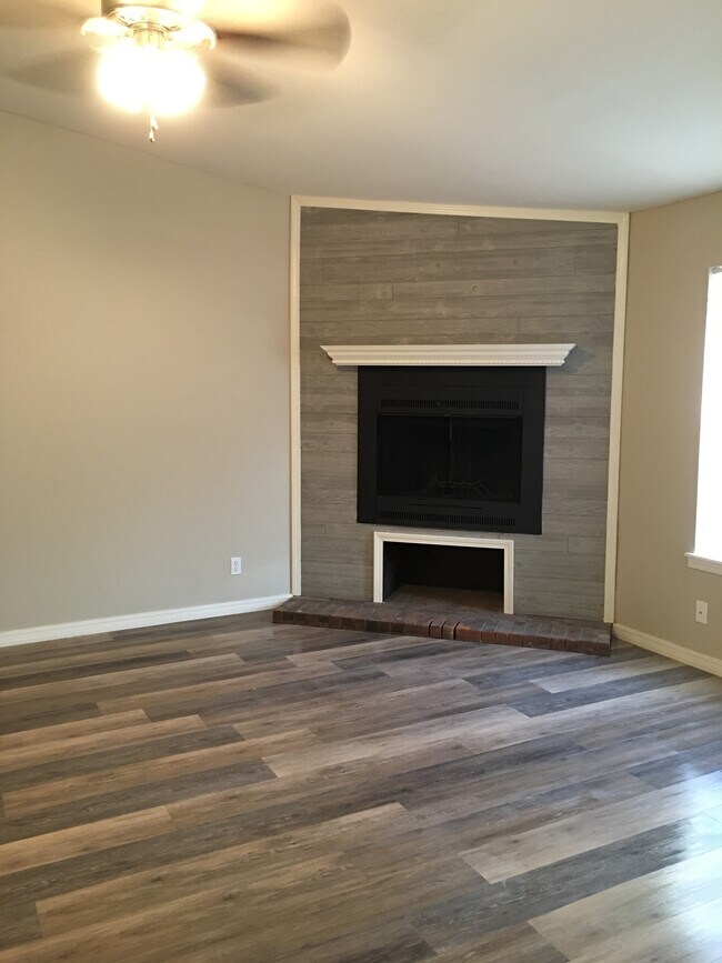 Building Photo - 814 Hardy Springs Cir