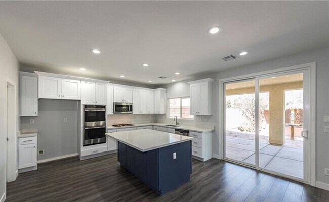 Foto del edificio - GORGEOUS 4 BEDROOM TWO STORY HOME