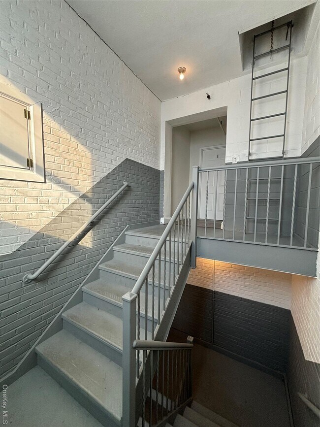 Foto del edificio - 90 E Main St