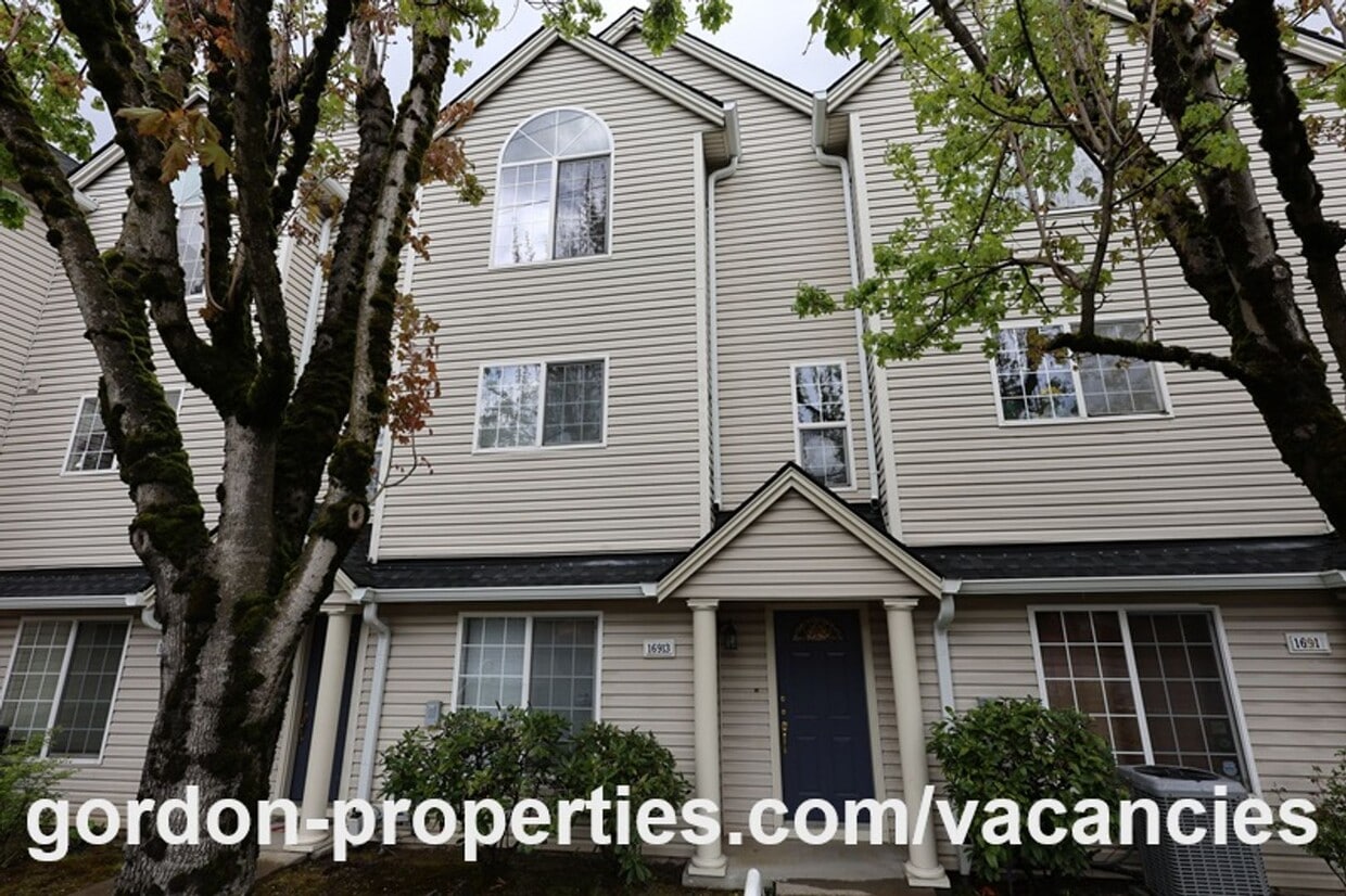 NE Halsey St - Gresham 2 bedroom townhouse with den/office - NE Halsey St - Gresham 2 bedroom townhouse with den/office