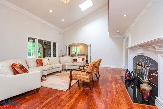Foto del edificio - Stunning Home | Desirable Neighborhood | D...