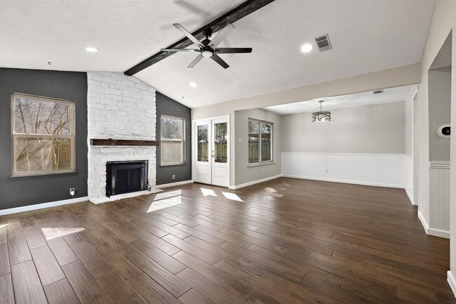 Building Photo - 4910 Pelham Dr
