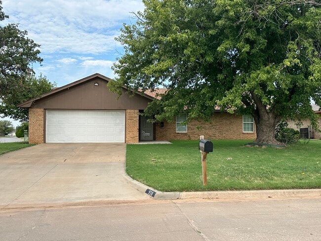 Building Photo - 910 Village Dr