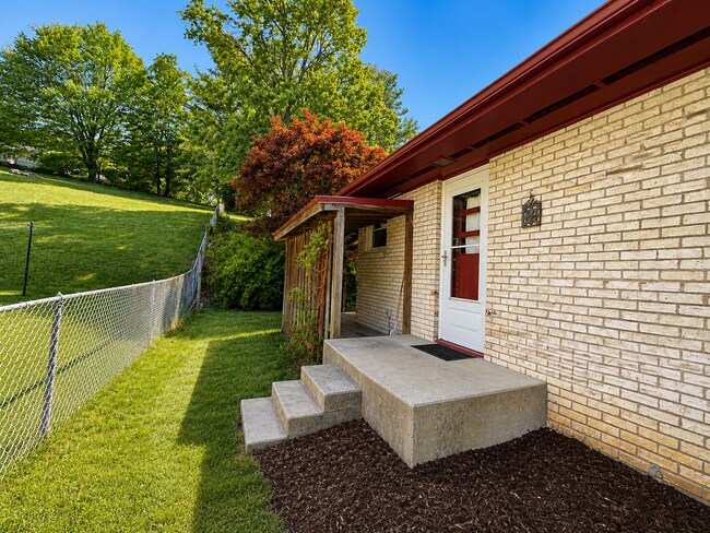 Foto del edificio - Charming Updated Home Near Christiansburg Shopping and Dining
