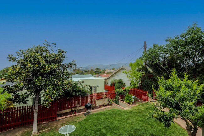 Serene, Peaceful, Veggie garden.. - 968 Hyperion Ave