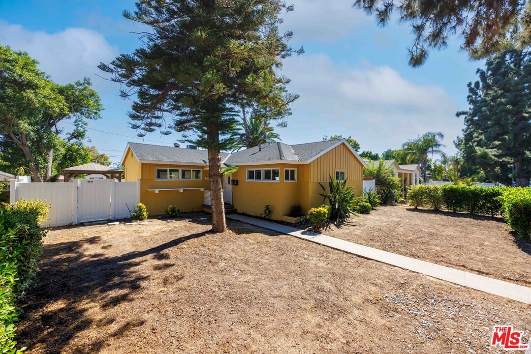 Primary Photo - 15906 San Fernando Mission Blvd