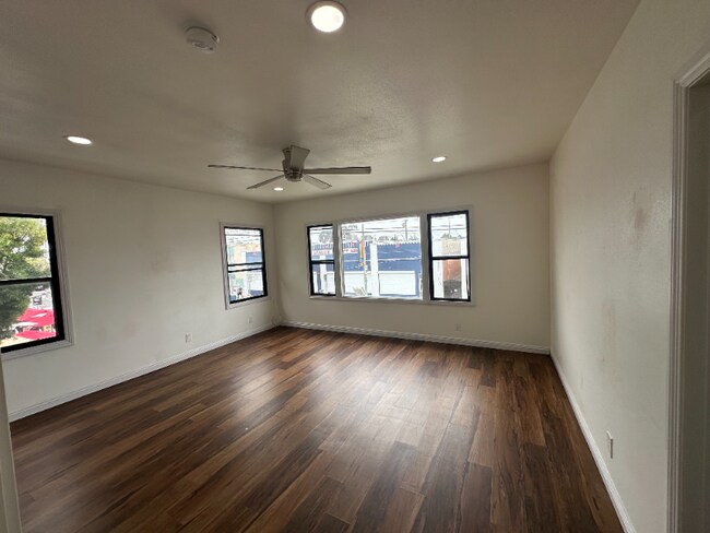 Building Photo - 2033 E 4th St