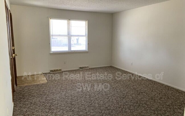 Foto del edificio - 3714 S Farm Rd 135