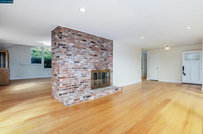 Building Photo - 32 Diablo Cir