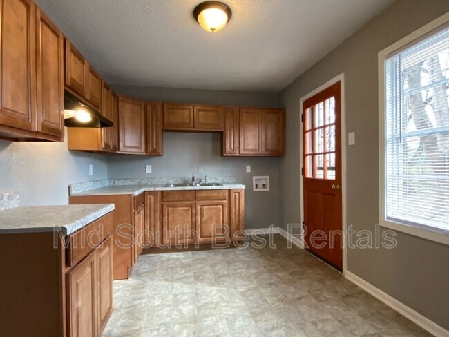 Foto del edificio - 637 Leacrest Ave