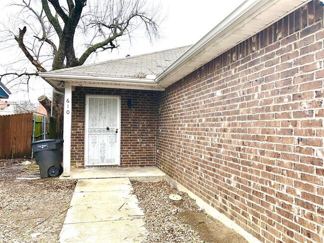 Foto del edificio - 608 Upton Ave