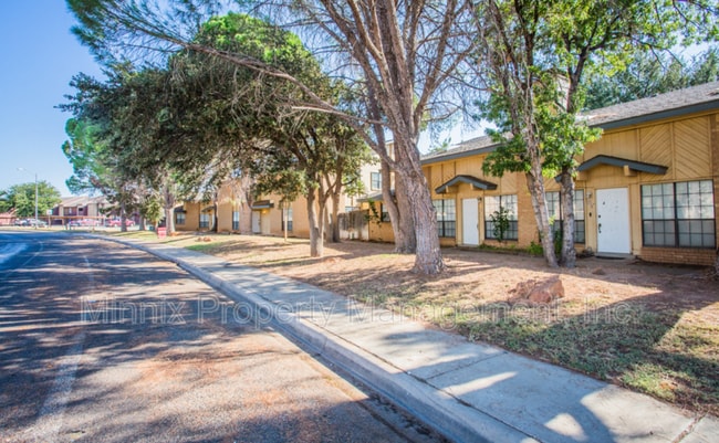 Building Photo - 4800 Oakwood Dr