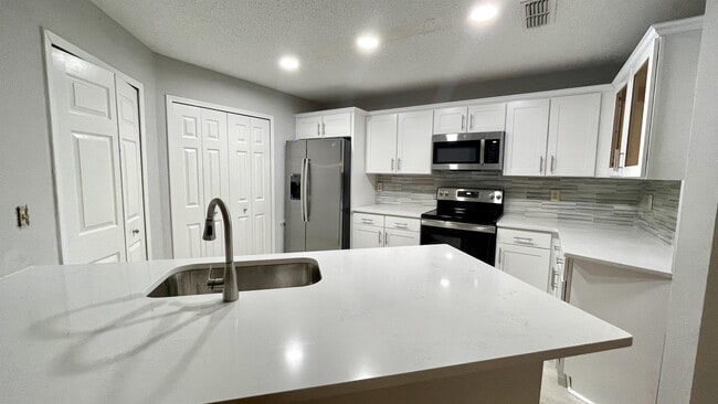 Building Photo - 800 Ironwood Dr