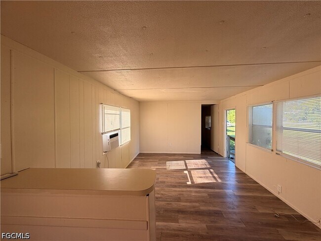 Foto del edificio - 8385 Nault Rd