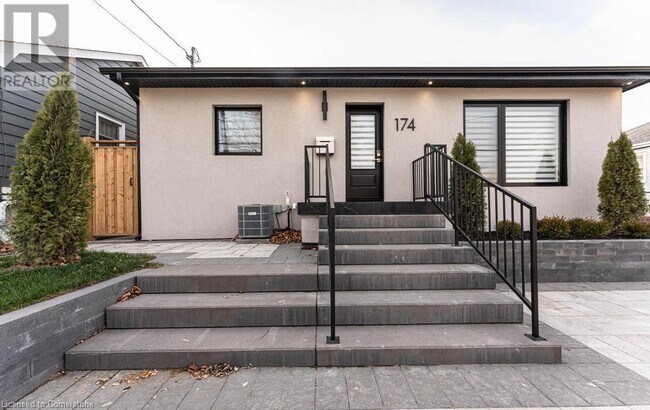 Building Photo - 174 Roxborough Ave