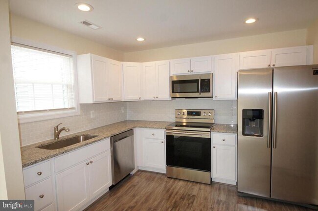 Foto del edificio - 1656 Woodtree Ct E