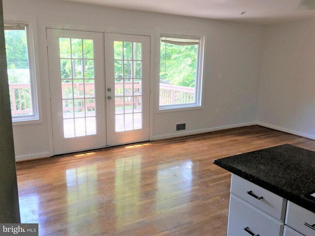 Foto del edificio - Serene Springfield Home Backing to Wooded ...