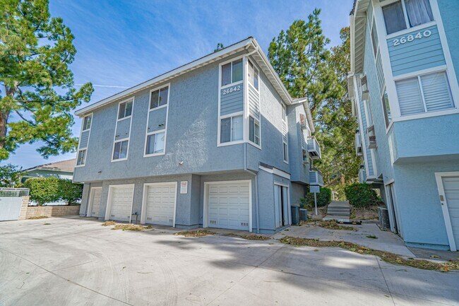 Foto del edificio - COMING SOON! Charming 2-Bedroom Condo with Loft in the American Beauty Community of Canyon Country