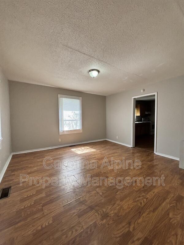 Building Photo - 405 S Oak St